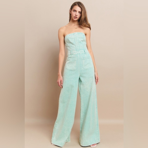 WOMEN'S AQUA STRAPLESS MINERAL WASH WIDE LEG DENIM JUMPSUIT - Picture 3 of 8